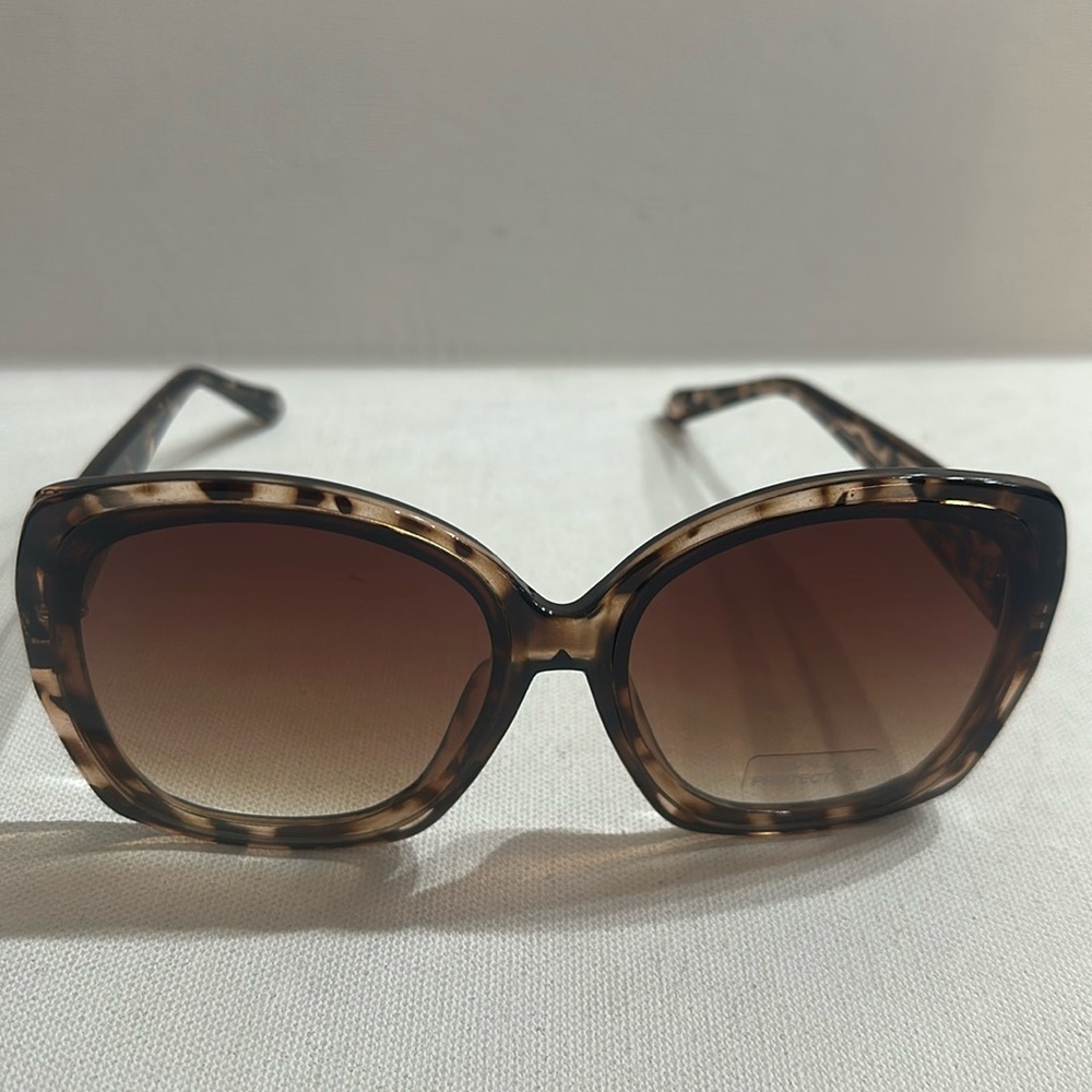 NWT Fossil Round Over sized Sunglasses with 100% UV protection.